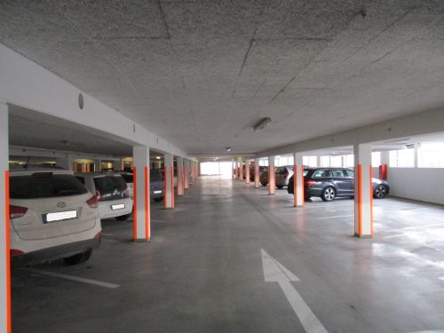  Tiefgarage mit geparkten Autos